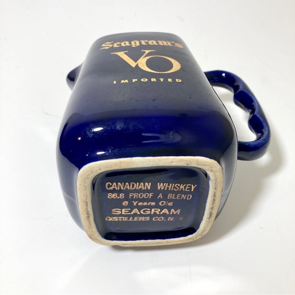 Vintage SEAGRAMS VO CANADIAN WHISKEY Cobalt Blue Pitcher Gold Trim - Picture 7 of 8